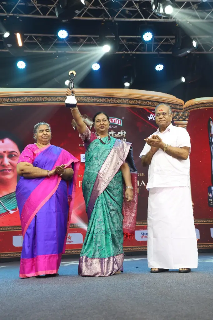 Dr. P.C. Duraisamy, Founder of Sakthi Masala, and Dr. Santhi Duraisamy, Director, presenting an award to Premalatha Vijayakanth at the SuyaSakthi Virudhugal – Homepreneur Awards 2025.